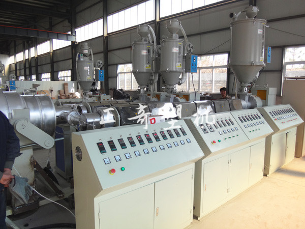 pe管生產(chǎn)設(shè)備-主機(jī)